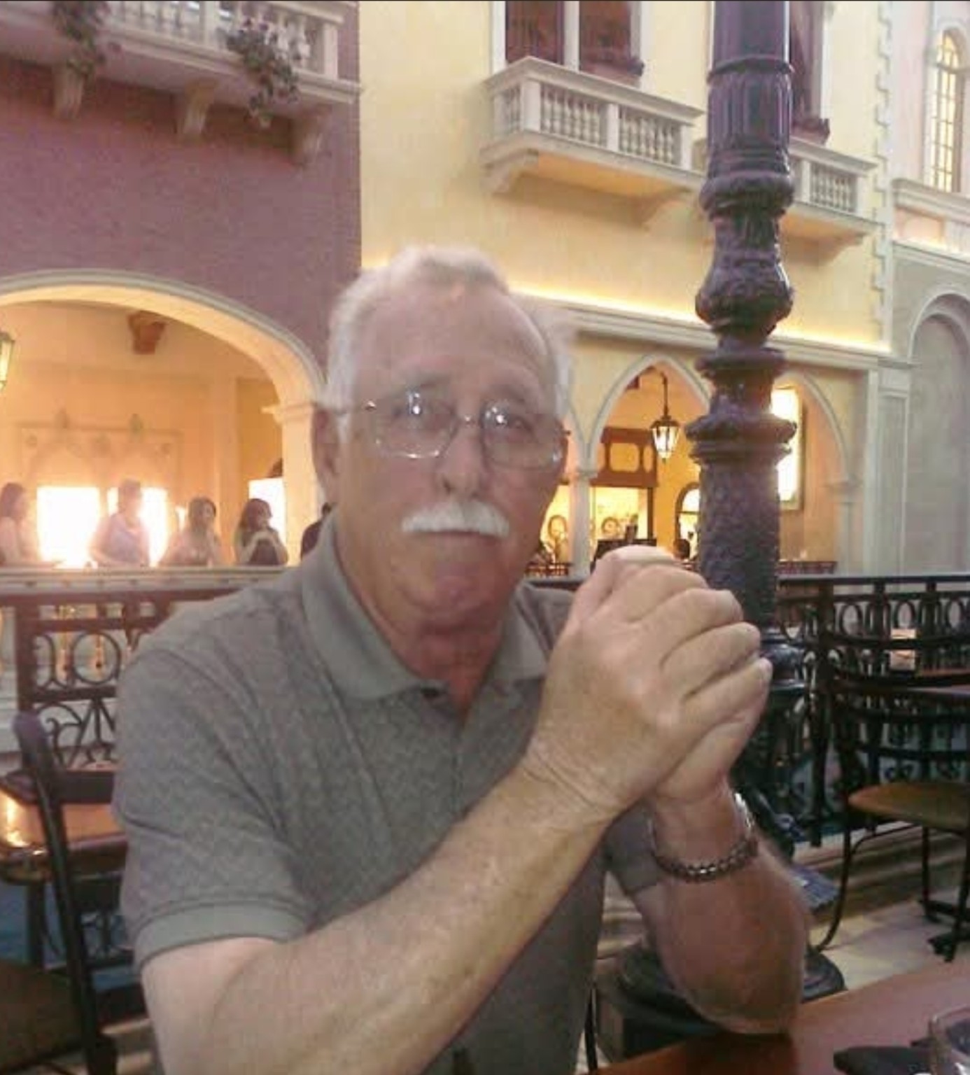 Dennis Lester Les Chambers seated at a table in Las Vegas in 2010